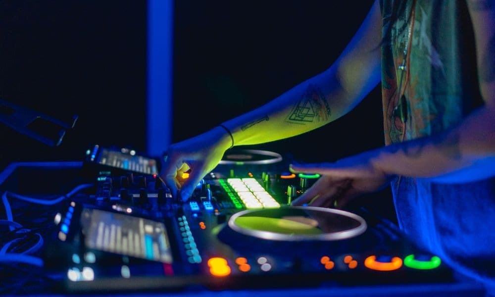 Plagette 32 amenity Live Dj Booth - Tilal Al Ghaf, Dubai - by Majid Al Futtaim Properties