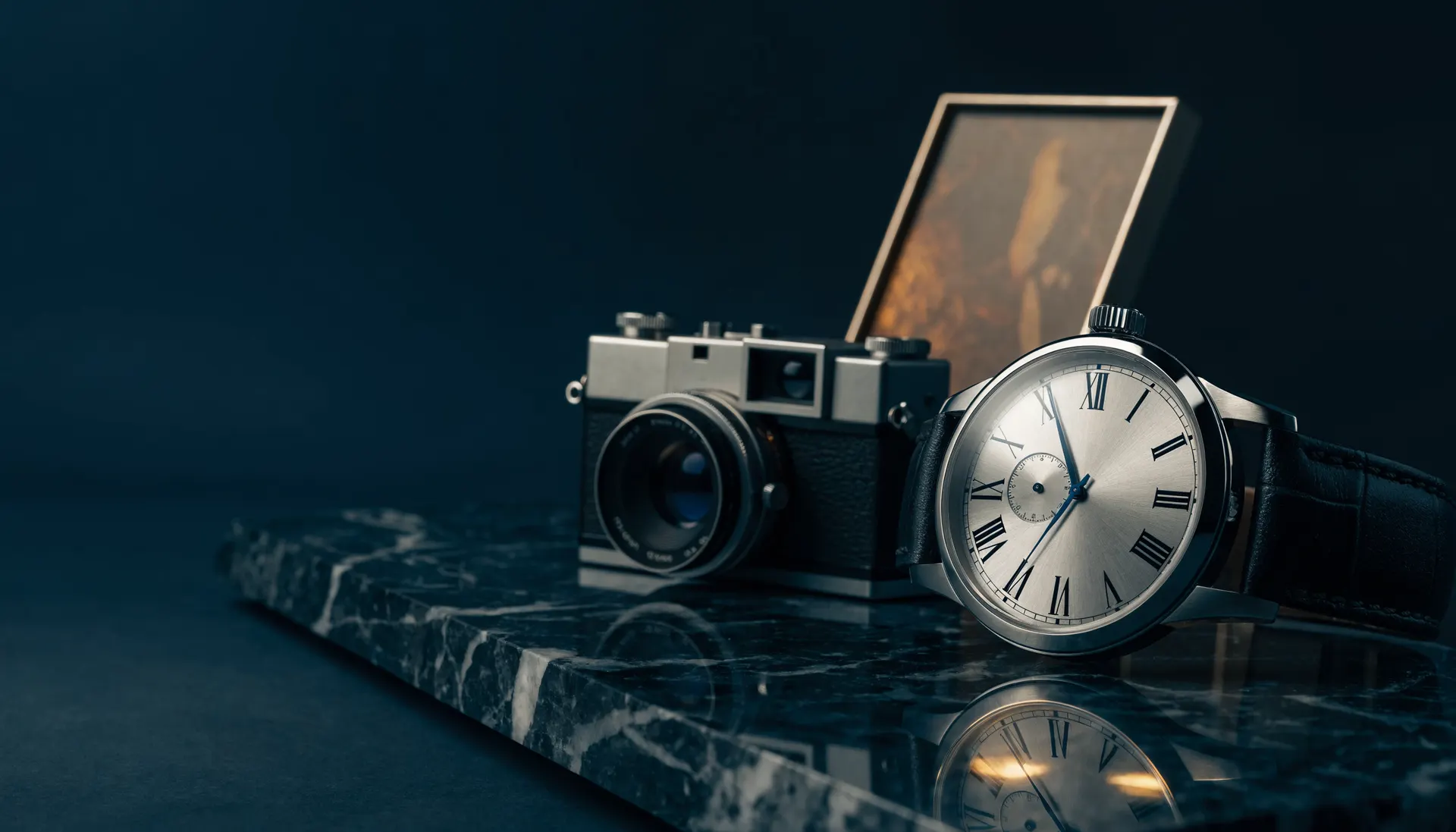 ساعة فاخرة وكاميرا وأعمال فنية موضوعة على الرخام الأسود